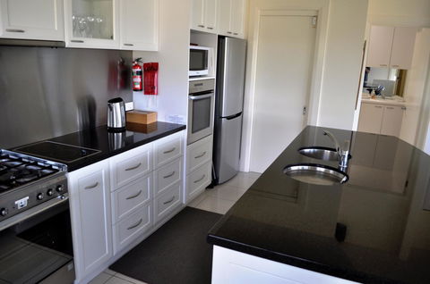 Belton Apartments-Hedge Cottage - Great Ocean Road Tourism 4