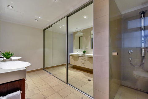 Oceana Darwin Central Oceanfront 3 Bedroom 2 Lounge Room Pool Gym Tennis Court Sleeps 9 - Great Ocean Road Tourism 3