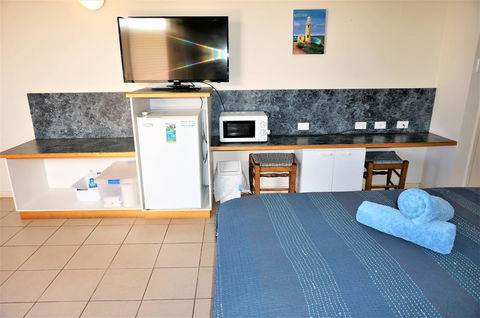 Osprey Holiday Village Unit 201-1 Bedroom - Wonderful 1 Bedroom Studio Apartment With A Pool In The Complex - Great Ocean Road Tourism 3