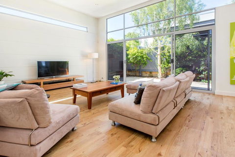 PALM COURT RETREAT - MORNINGTON - Great Ocean Road Tourism 0