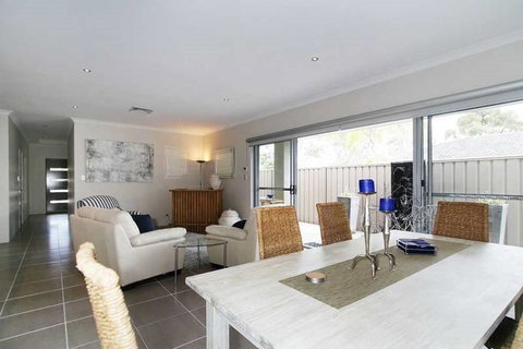 Penguin 4 Bedroom House By Shoalwater Executive Homes - Great Ocean Road Tourism 1