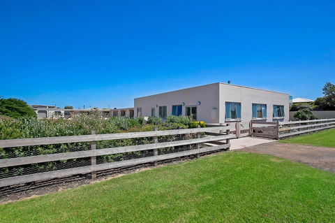 Peterborough House Motel - Great Ocean Road Tourism 1