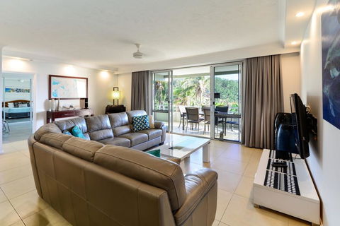POINCIANA 101 HAMILTON ISLAND CENTRALLY LOCATED 3 BEDROOM, Plus BUGGY!! - Great Ocean Road Tourism 2
