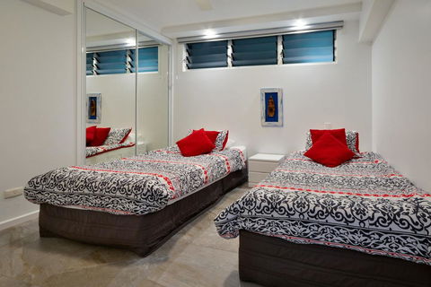 POINCIANA 101 HAMILTON ISLAND CENTRALLY LOCATED 3 BEDROOM, Plus BUGGY!! - Great Ocean Road Tourism 1