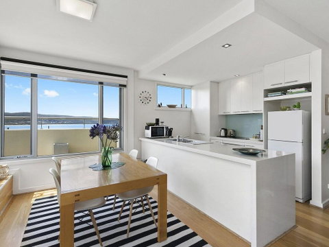 POINT GREY APARTMENT ONE - VIEWPOINT - Great Ocean Road Tourism 1