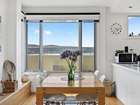 POINT GREY APARTMENT ONE - VIEWPOINT - Great Ocean Road Tourism 3
