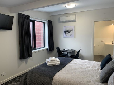 Queens Arms Hotel - Great Ocean Road Tourism 0