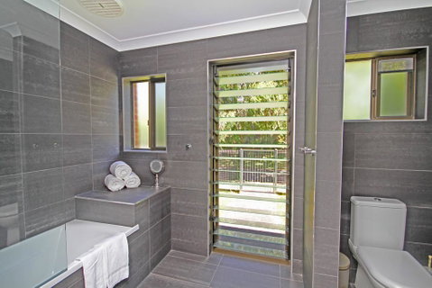 Red Door Beach House - Marcoola Beach - PET FRIENDLY, FOXTEL, WIFI, 500 BOND, Linen Supplied - Great Ocean Road Tourism 3