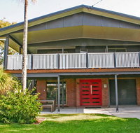 Red Door Beach House - Marcoola Beach - PET FRIENDLY FOXTEL WIFI 500 BOND Linen Supplied - Great Ocean Road Tourism