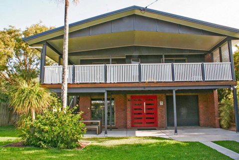 Red Door Beach House - Marcoola Beach - PET FRIENDLY, FOXTEL, WIFI, 500 BOND, Linen Supplied - Great Ocean Road Tourism 0