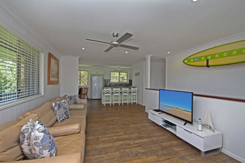 Red Door Beach House - Marcoola Beach - PET FRIENDLY, FOXTEL, WIFI, 500 BOND, Linen Supplied - Great Ocean Road Tourism 2