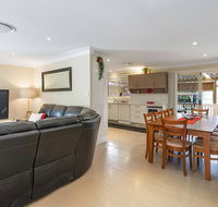 RELAXED COASTAL GETAWAY // MOMENTS TO WATERFRONT - Great Ocean Road Tourism
