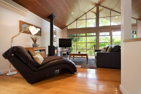 Romantic Treehouse Getaway - Great Ocean Road Tourism 0