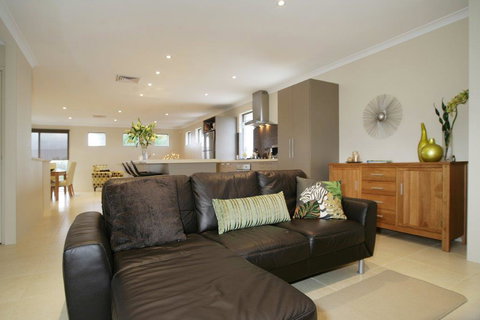 Seal 4 Bedroom House By Shoalwater Executive Homes - Great Ocean Road Tourism 0