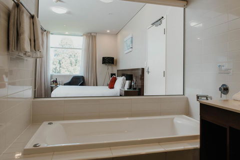 Sfera's Park Suites & Convention Centre - Great Ocean Road Tourism 1