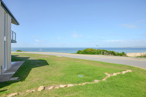 South Seas Beachfront Apartments - Great Ocean Road Tourism 1