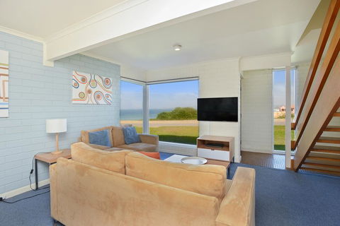 South Seas Beachfront Apartments - Great Ocean Road Tourism 3