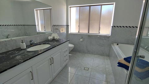 Spacious 2 Bedroom Unit, Private Bath, Kitchen, RV Parking On 5 Acres, 10 Min To Fraser Island Barge - Great Ocean Road Tourism 2