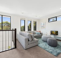Spacious 4-Bed House with Parking and Backyard - Great Ocean Road Tourism