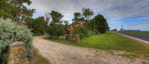 Stanley Lakeside Spa Cabins - Great Ocean Road Tourism 0