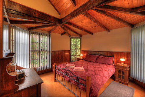 Stanley Lakeside Spa Cabins - Great Ocean Road Tourism 3