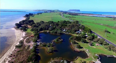 Stanley Lakeside Spa Cabins - Great Ocean Road Tourism 1