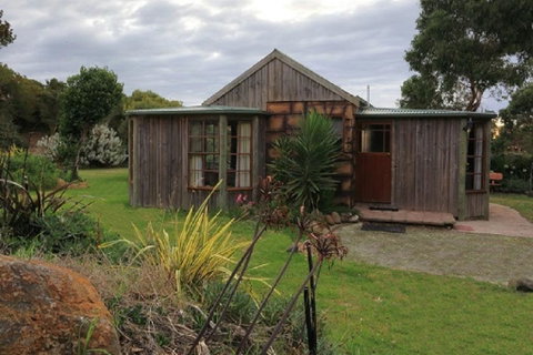 Stanley Lakeside Spa Cabins - Great Ocean Road Tourism 2
