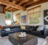 STYLISH  RELAXED LAKE HOME // NARRABEEN - Great Ocean Road Tourism