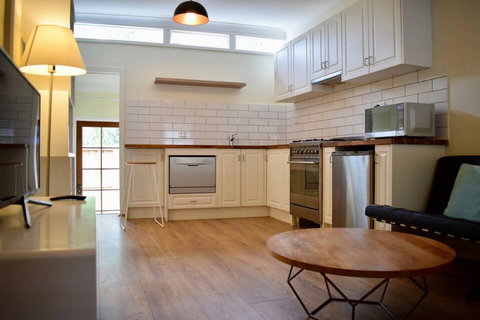 Stylish Cute Cottage In McMahons Point - Great Ocean Road Tourism 1