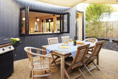 Stylish Living- Fireplace, WiFi, Linen, 4 Bdrm, Beach 850m - Great Ocean Road Tourism 3