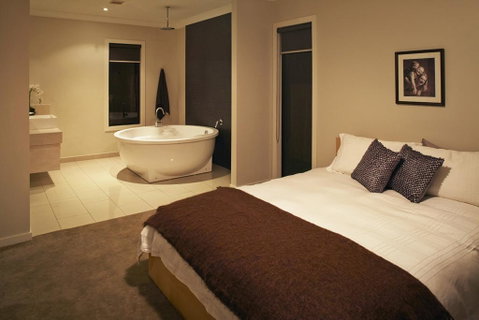 Stylish Living- Fireplace, WiFi, Linen, 4 Bdrm, Beach 850m - Great Ocean Road Tourism 2