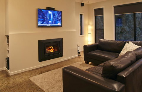 Stylish Living- Fireplace, WiFi, Linen, 4 Bdrm, Beach 850m - Great Ocean Road Tourism 1