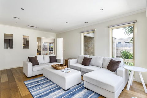 Summer Breeze - Great Ocean Road Tourism 0