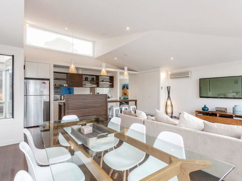 SUNRISE AT BREAKERS - Townhouse Close To Town - Great Ocean Road Tourism 1