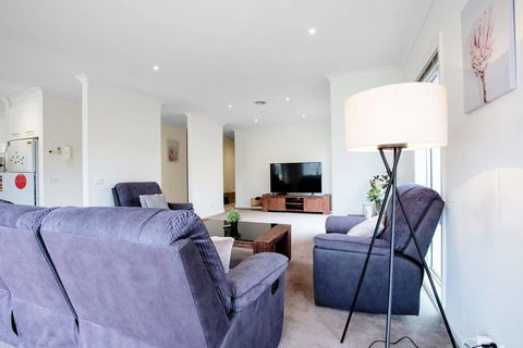 Superb Luxe 5BR House@Point Cook Near Lake - Great Ocean Road Tourism 3