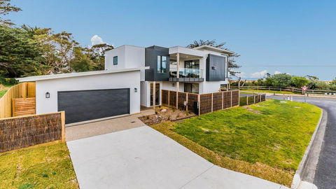 SWEEPING VIEWS - FREE WIFI & NETFLIX - PET FRIENDLY (OUTSIDE ONLY) - Great Ocean Road Tourism 0