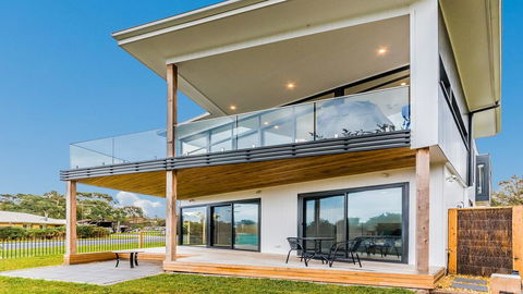 SWEEPING VIEWS - FREE WIFI & NETFLIX - PET FRIENDLY (OUTSIDE ONLY) - Great Ocean Road Tourism 1