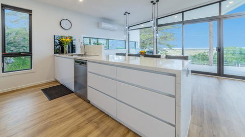 SWEEPING VIEWS - FREE WIFI & NETFLIX - PET FRIENDLY (OUTSIDE ONLY) - Great Ocean Road Tourism 3