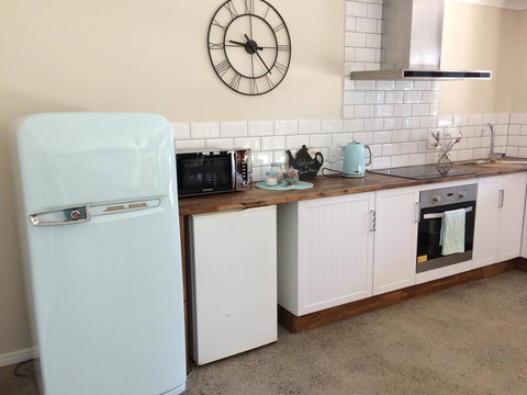 TAKURA HEIGHTS Modern Country Apartment With Pool Access - Great Ocean Road Tourism 3