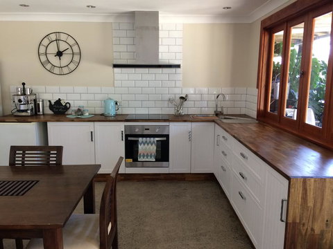 TAKURA HEIGHTS Modern Country Apartment With Pool Access - Great Ocean Road Tourism 2