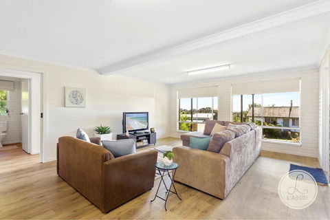 TASSIE SEASIDE SERENITY - L'Abode Accommodation - Great Ocean Road Tourism 1