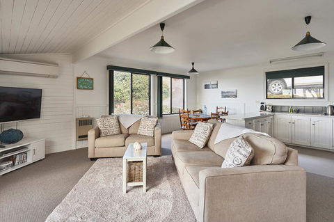 KINGFISHER COTTAGE Beachfront At The Binalong Bay - Great Ocean Road Tourism 4