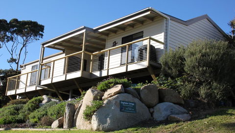 KINGFISHER COTTAGE Beachfront At The Binalong Bay - Great Ocean Road Tourism 0