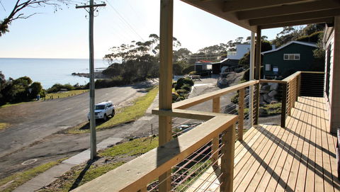 KINGFISHER COTTAGE Beachfront At The Binalong Bay - Great Ocean Road Tourism 9