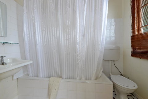 Edinburgh Gallery Bed & Breakfast - Great Ocean Road Tourism 36