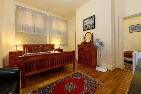 Edinburgh Gallery Bed & Breakfast - Great Ocean Road Tourism 14