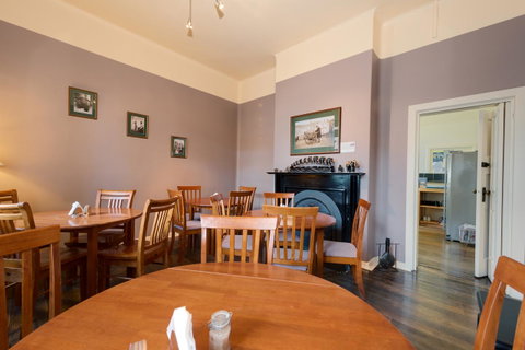 Edinburgh Gallery Bed & Breakfast - Great Ocean Road Tourism 6