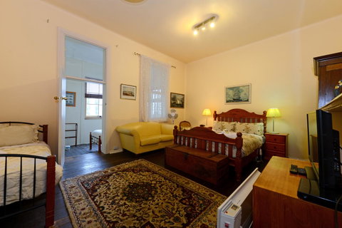 Edinburgh Gallery Bed & Breakfast - Great Ocean Road Tourism 38
