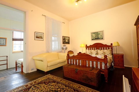 Edinburgh Gallery Bed & Breakfast - Great Ocean Road Tourism 34