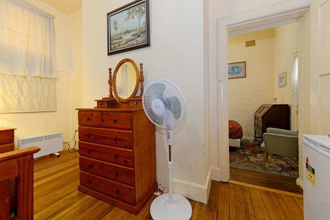Edinburgh Gallery Bed & Breakfast - Great Ocean Road Tourism 16